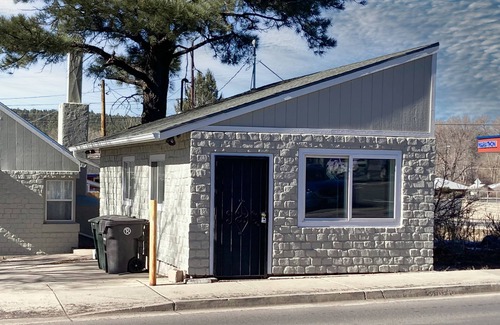 Flagstaff Apartment | Charming getaway with a well-equipped kitchenette - walk to downtown, shopping