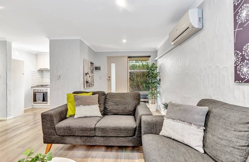 Glenelg North Apartment | Charming Glenelg Stay Walking Distance to Beach