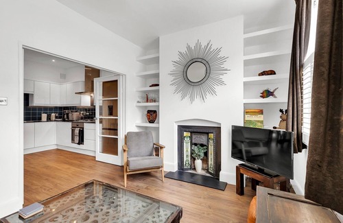Queen's Park House | Charming Golborne Escape