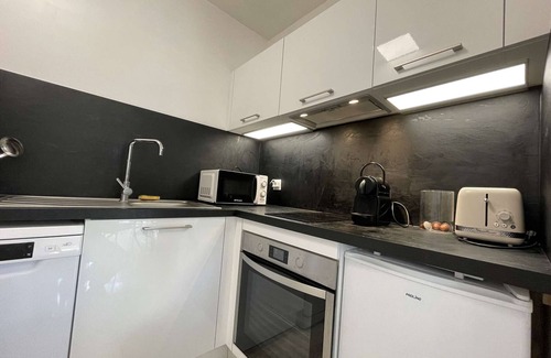 La Rochelle Apartment | Charming Ground Floor Apt with Pool Access, Near Shops & Transit - La Rochelle
