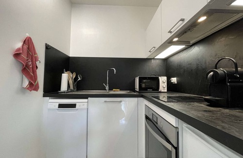 La Rochelle Apartment | Charming Ground Floor Apt with Pool Access, Near Shops & Transit - La Rochelle