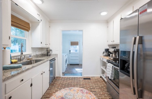 Valdosta House | Charming Guest Favorite Fenced yard Close to SGMC & VSU Luv Pets Gas Fire Pit