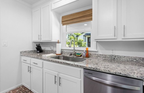 Valdosta House | Charming Guest Favorite Fenced yard Close to SGMC & VSU Luv Pets Gas Fire Pit
