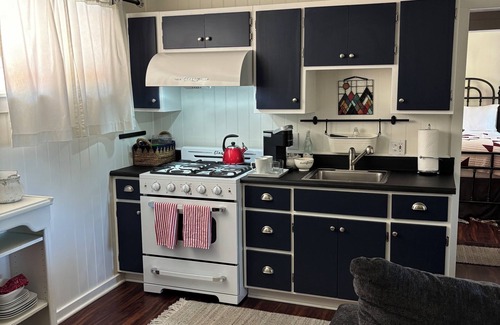 Cedar Glen Cottage | Charming guest house cottage a short walk to lake trails