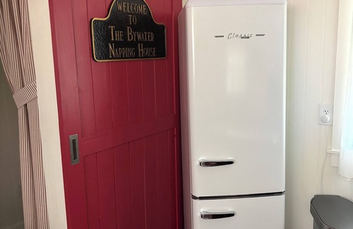 Cedar Glen Cottage | Charming guest house cottage a short walk to lake trails