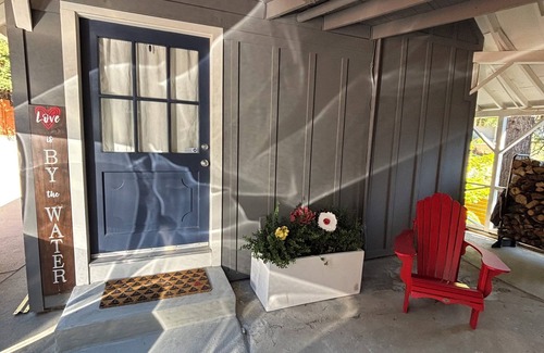 Cedar Glen Cottage | Charming guest house cottage a short walk to lake trails