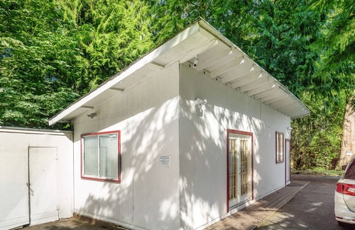 Issaquah House | Charming Guest House with Furnished Patio and Kitchenette - Close to Trails!