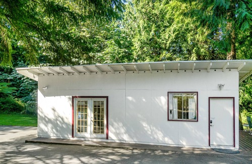 Issaquah House | Charming Guest House with Furnished Patio and Kitchenette - Close to Trails!