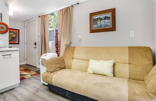 Issaquah House | Charming Guest House with Furnished Patio and Kitchenette - Close to Trails!