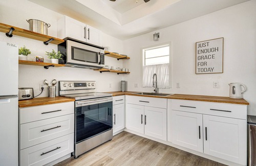Long Beach Cottage | Charming Gulf Coast Cottage - 1 Mile to the Coast!