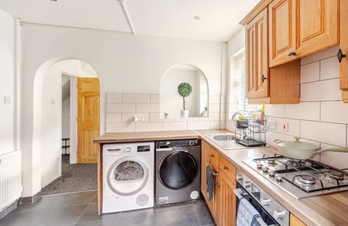 Bolton House | Charming Haven House Right Next To Moss Bank Park