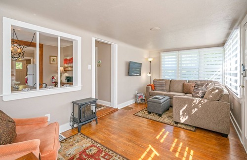 Historic Old Town House | Charming Historic Cottage in Old Town Niagara-on-the-Lake