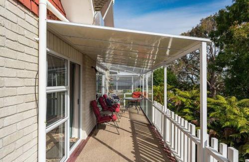 Two Mile Bay House | Charming Hideaway