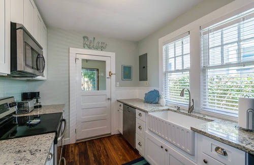 Jacksonville Beach Cottage | Charming Historic Renovated Beach Cottage - Walk/Bike to Heart of Jax Beach