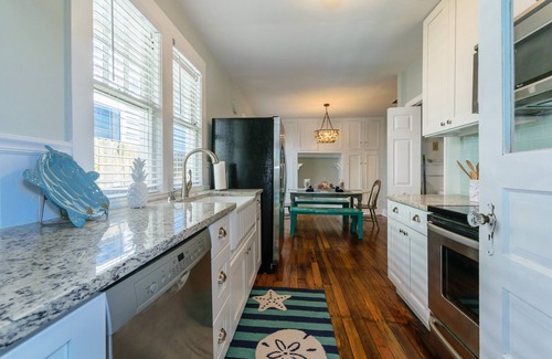 Jacksonville Beach Cottage | Charming Historic Renovated Beach Cottage - Walk/Bike to Heart of Jax Beach