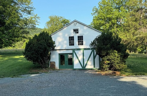 Charlottesville Apartment | Charming Historic Carriage House Studio Apartment