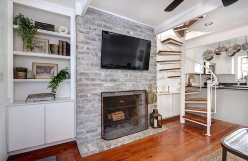 Historic Downtown Savannah House | Charming Historic 1850 Cottage | Centrally Located
