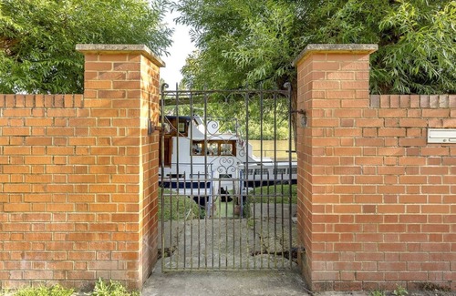 London Borough of Hounslow Boat Rental | Charming Historic Boat Moored opposite Kew Gardens.