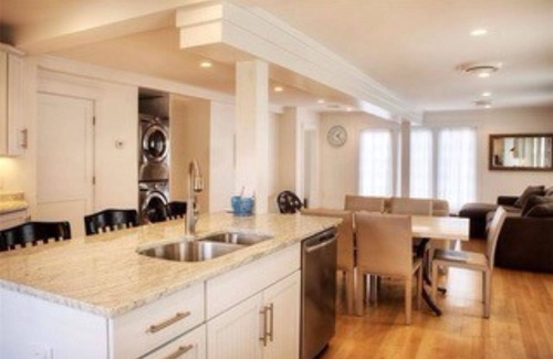 Newport House | Charming historic home, steps away from Top places: Thames St & Bowen's Wharf