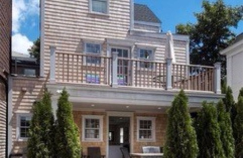 Newport House | Charming historic home, steps away from Top places: Thames St & Bowen's Wharf