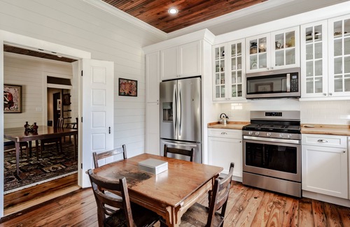 Venetia House | Charming, historic riverfront lodge on 7 wooded acres with 6 bedrooms