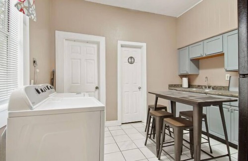 Holy Cross District Condo | Charming Historical Home 7 minutes to the French Quarters