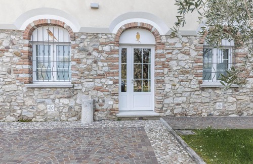 Desenzano del Garda Apartment | Charming Holiday Apartment "Oleandro" with Wi-Fi, Shared Garden & Pool