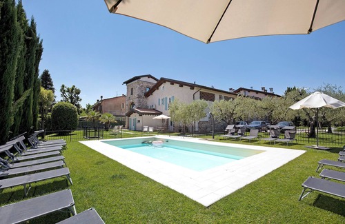 Desenzano del Garda Apartment | Charming Holiday Apartment "Oleandro" with Wi-Fi, Shared Garden & Pool