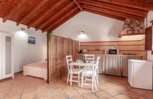 Pajara House | Charming Holiday Home “Alonso” with Mountain View, Terrace & Wi-Fi