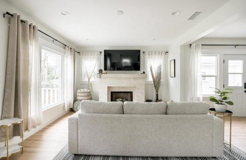 Hollywood House | Charming Hollywood Bungalow with Private Parking