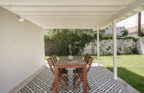 Hollywood House | Charming Hollywood Bungalow with Private Parking