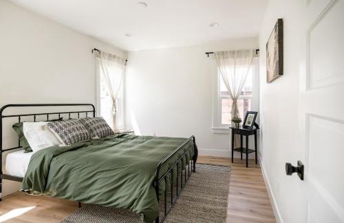 Hollywood House | Charming Hollywood Bungalow with Private Parking