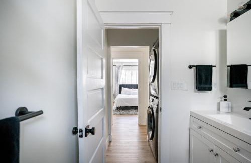 Hollywood House | Charming Hollywood Bungalow with Private Parking