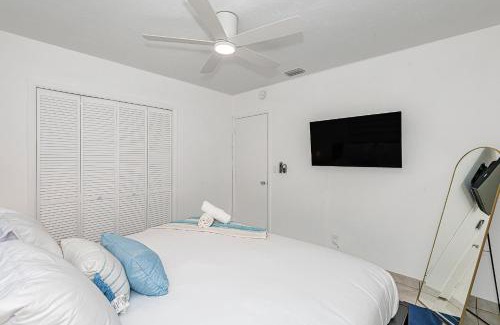 Hallandale Beach Apartment | Charming home 12min to the Beach