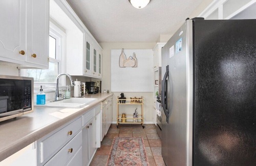 Lee's Summit House | Charming Home|4 KingBeds|Fenced Yard|Fire pit