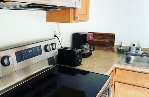 Southwest Garden House | Charming Home by The Hill- walking distance from Italian food district and park!