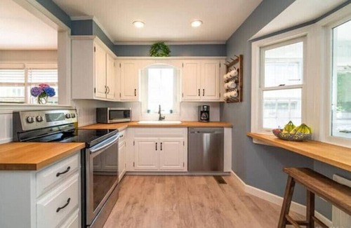 Branford House | Charming home, easy access - everything Branford. Super Host with 5-Star Rating