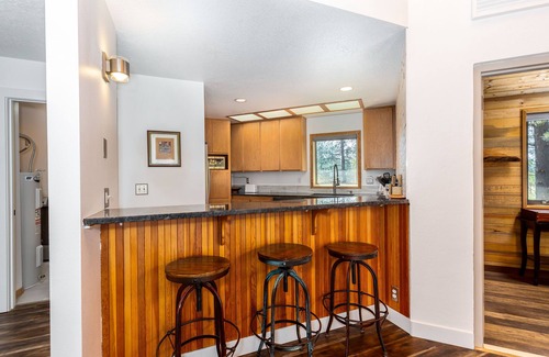 Overlook Park House | Charming Home, Hot Tub, AC, Bikes - RHOD11