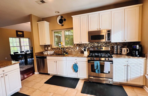 Pocono Pines House | Charming Home in the Poconosn 4-bedroom house with WiFi and AC in Pocono Pines