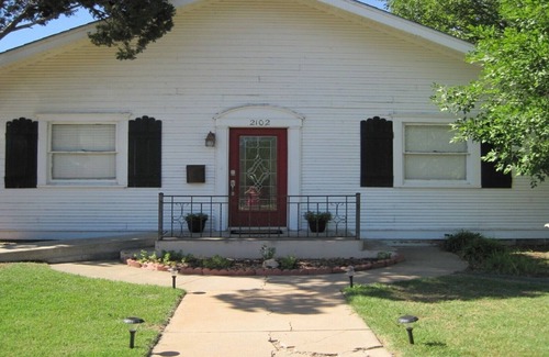 Canyon House | ♥ CHARMING HOME IN THE CENTER OF CANYON ♥ Walk to Downtown Square, WTAMU, & More