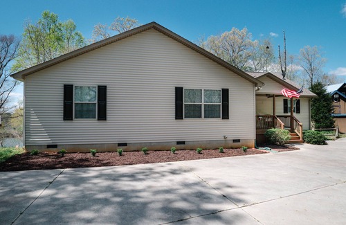 Bracey House | Charming Home, Main Lake, Great Views, Sunsets, Lake Gaston