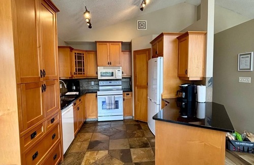 East Kootenay House | Charming Home Near Ski Resorts, Golf Courses & Beautiful Lake Views