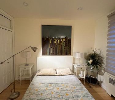 Cote-Des-Neiges—Notre-Dame-De-Grace Apartment | Charming Home Park View Family-Ready