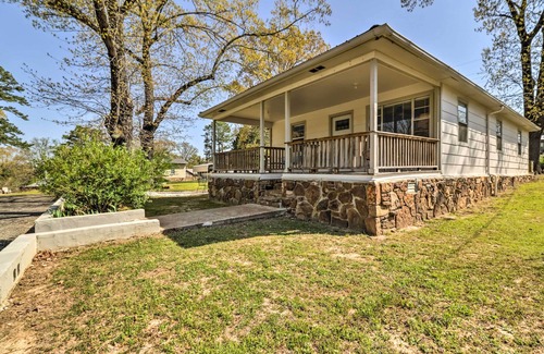Higden House | Charming Home w/Porch: Walk to Greers Ferry Lake!