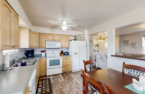 Parowan House | Charming home w/private backyard with deck & grill, near outdoor activities