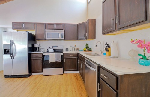 Edgewood House | Charming home with pool close to the beach