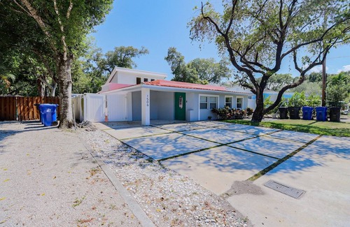 Edgewood House | Charming home with pool close to the beach