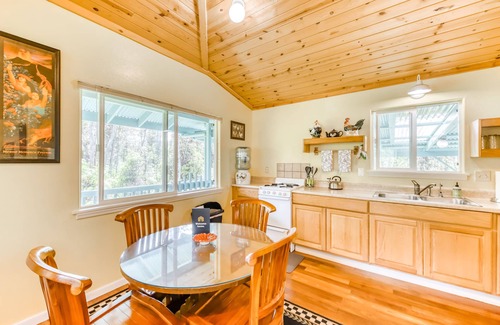Mountain View House | Charming home w/wood stove - 10 minutes to Hawaii Volcanoes Nat'l Park