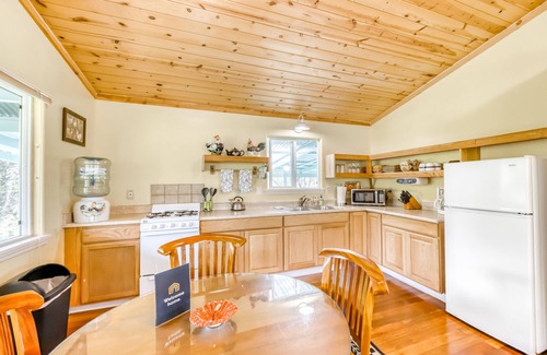 Mountain View House | Charming home w/wood stove - 10 minutes to Hawaii Volcanoes Nat'l Park