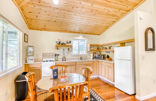 Mountain View House | Charming home w/wood stove - 10 minutes to Hawaii Volcanoes Nat'l Park